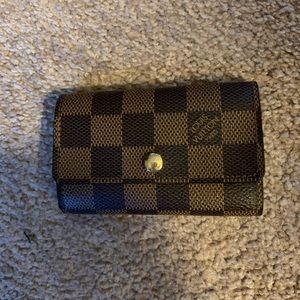 LIKE NEW LOUIS VUITTON 6 KEY HOLDER